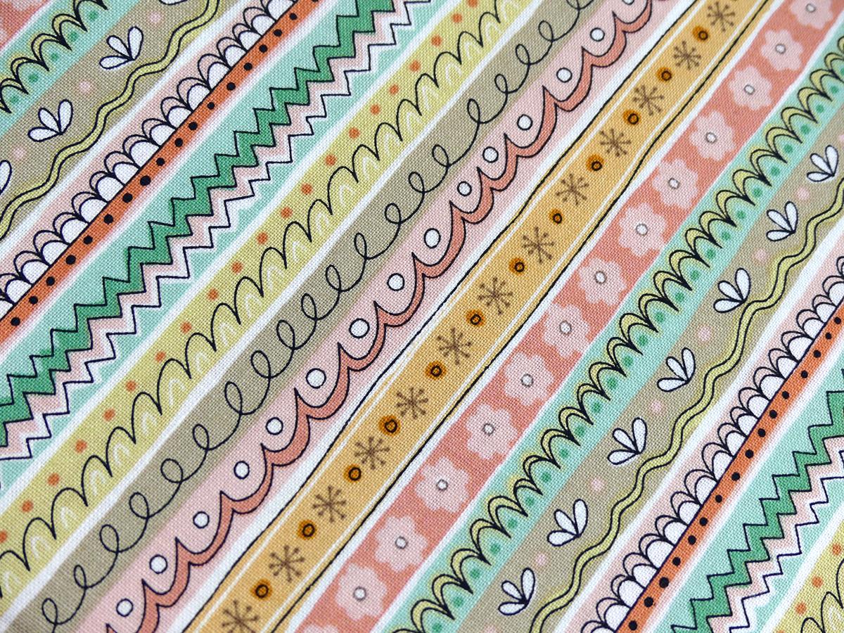 Quiltstoff mit bunten, gemusterten Streifen aus der Serie Doodle Days von Makower